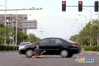 Illustration for article titled Naked Man Meditates in Busy Chinese Street